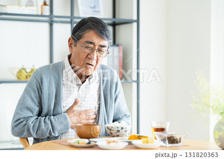 食欲不振なシニアの男性 食欲不振なシニアの男性 131820363