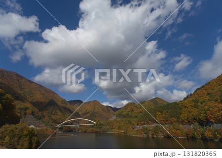 秋の紅葉とみずがき湖に架かる白い橋(山梨県北杜市) 秋の紅葉とみずがき湖に架かる白い橋(山梨県北杜市) 131820365