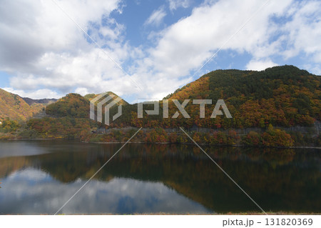 秋の紅葉とみずがき湖(山梨県北杜市) 秋の紅葉とみずがき湖(山梨県北杜市) 131820369