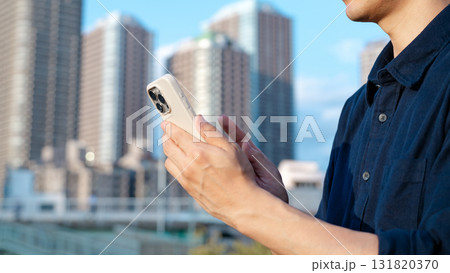 スマホを操作する男性 131820370