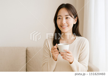 コーヒーカップを持ち微笑む女性 コーヒーカップを持ち微笑む女性 131820460