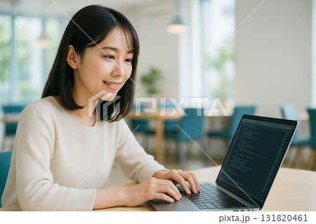 笑顔でパソコンを操作するシステムエンジニア 笑顔でパソコンを操作するシステムエンジニア 131820461