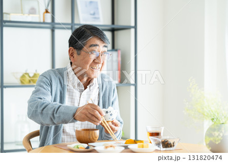 朝食を食べるシニアの男性 朝食を食べるシニアの男性 131820474