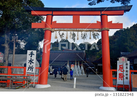 京都　お正月の上賀茂神社の二の鳥居 131822348