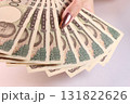 1万円札と女性の手 131822626
