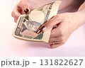 1万円札と女性の手 131822627