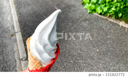 紅白ワッフルコーンのソフトクリーム 131822772