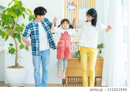 部屋で遊ぶ家族 部屋で遊ぶ家族 131822949