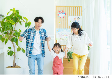 部屋で遊ぶ家族 部屋で遊ぶ家族 131822954