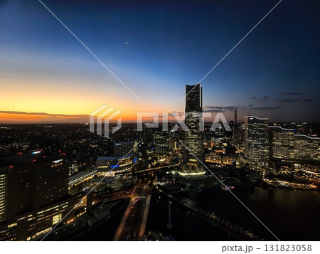 横浜みなとみらいの夕景とランドマークタワーの夜景 131823058