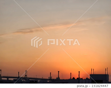 夕焼け空に浮かぶ工場のシルエット 夕焼け空に浮かぶ工場のシルエット 131824447