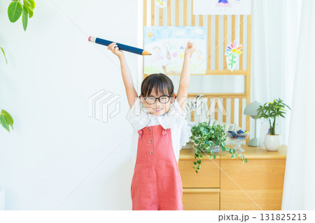 女の子の勉強イメージ 131825213