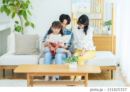リビングで遊ぶ家族 131825357