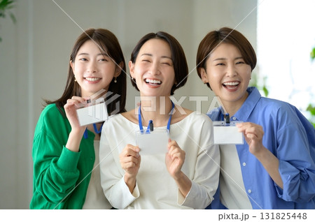 ネームプレートをつけて並ぶ3人の女性 ネームプレートをつけて並ぶ3人の女性 131825448