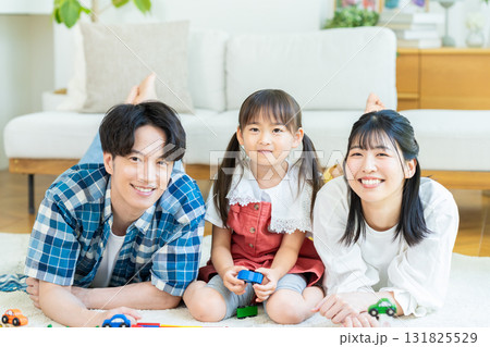リビングで遊ぶ家族 131825529