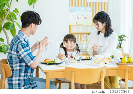 ダイニングで食事する家族 ダイニングで食事する家族 131825568