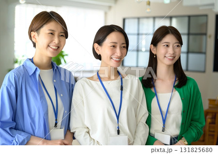 ネームプレートをつけて3人で並ぶ女性 131825680
