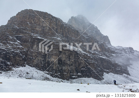 雄大な雪の岩壁と二人の登山者 131825800