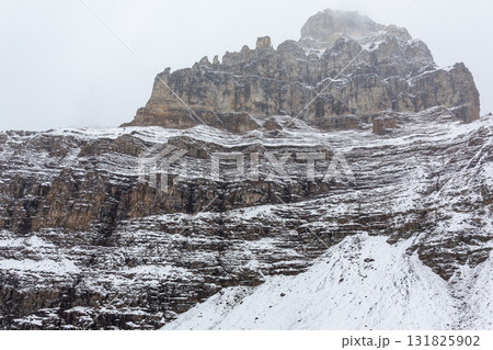 雪化粧したカナディアンロッキーの険しい岩壁 131825902