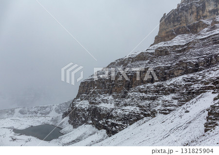 霧に煙る雪山と麓の湖 131825904