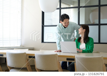 打ち合わせをするビジネスマン 131826791