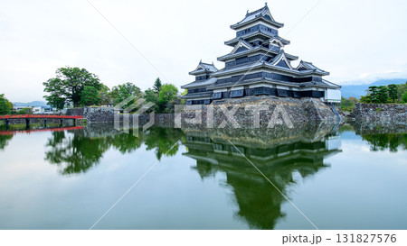 内堀に大天守映す松本城 静かな朝 長野県 内堀に大天守映す松本城 静かな朝 長野県 131827576