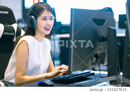 eスポーツイ  オンラインゲームをする女性 131827615