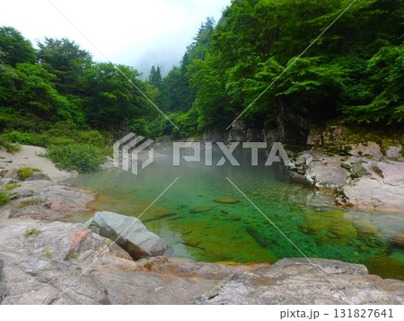 霧に包まれた高原川支流双六川 — 奥飛騨の幻想的な渓流 131827641