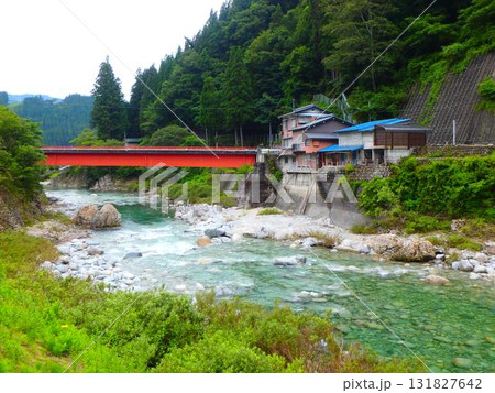 赤い橋が彩る高原川支流双六川 — 奥飛騨の山里風景 131827642