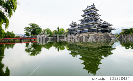 内堀に大天守映す松本城　静かな朝　長野県 131828424