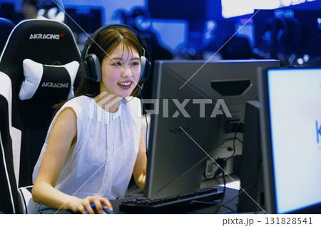 eスポーツイ オンラインゲームをする女性 eスポーツイ オンラインゲームをする女性 131828541