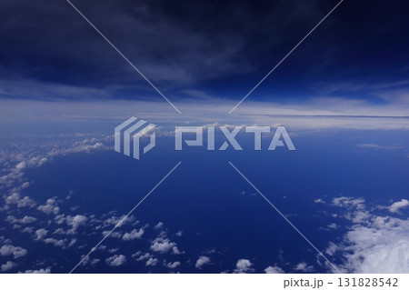 気象 高積雲 曇り空と晴れた空の境目?上空から見た雲の縁、上方は深い藍色と巻雲 気象 高積雲 曇り空と晴れた空の境目?上空から見た雲の縁、上方は深い藍色と巻雲 131828542