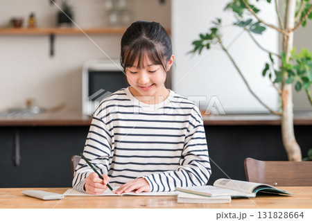 自宅のリビングで勉強する小学生,中学生,高校生の女の子(テスト勉強,試験勉強,リビング学習) 自宅のリビングで勉強する小学生,中学生,高校生の女の子(テスト勉強,試験勉強,リビング学習) 131828664