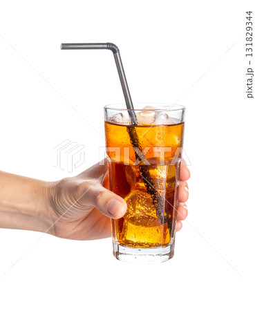 アイスティーを持つ手 131829344