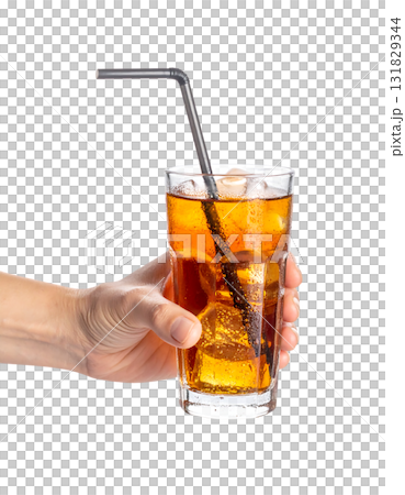 アイスティーを持つ手 131829344