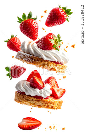 甘酸っぱい苺のミルフィーユケーキ｜背景なし・透過PNG 131829412