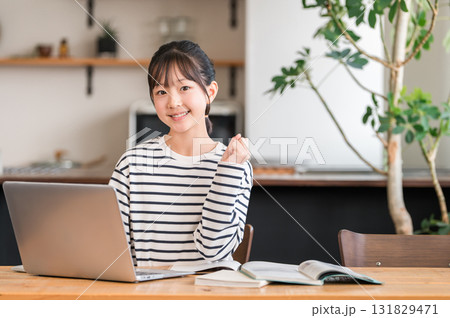 家でパソコンを使いながら勉強する小学生,中学生の女の子,子供 家でパソコンを使いながら勉強する小学生,中学生の女の子,子供 131829471