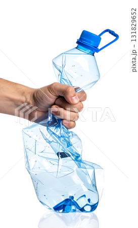 手でペットボトルを力強く握りつぶす瞬間|背景なし・透過PNG 手でペットボトルを力強く握りつぶす瞬間|背景なし・透過PNG 131829652