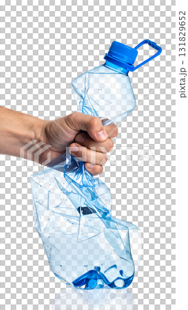 手でペットボトルを力強く握りつぶす瞬間|背景なし・透過PNG 手でペットボトルを力強く握りつぶす瞬間|背景なし・透過PNG 131829652