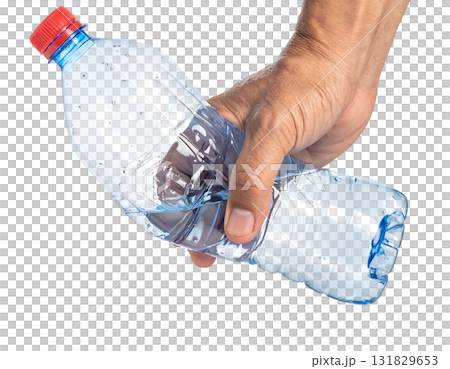 手でペットボトルを力強く握りつぶす瞬間|背景なし・透過PNG 手でペットボトルを力強く握りつぶす瞬間|背景なし・透過PNG 131829653