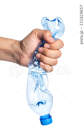 手でペットボトルを力強く握りつぶす瞬間|背景なし・透過PNG 手でペットボトルを力強く握りつぶす瞬間|背景なし・透過PNG 131829657