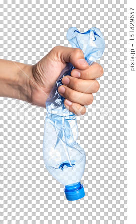 手でペットボトルを力強く握りつぶす瞬間|背景なし・透過PNG 手でペットボトルを力強く握りつぶす瞬間|背景なし・透過PNG 131829657