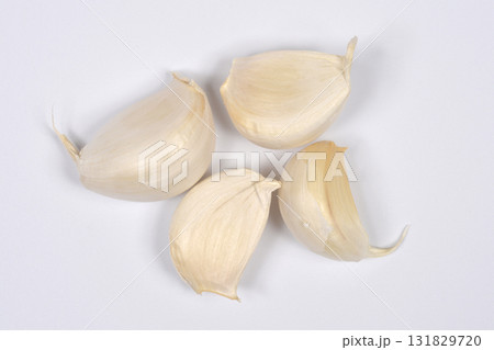 Unpeeled Garlic Cloves 131829720