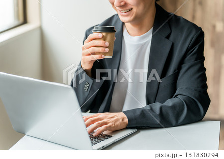 カフェ・シェアオフィスでパソコンを使って仕事するビジネスマン・男性 カフェ・シェアオフィスでパソコンを使って仕事するビジネスマン・男性 131830294