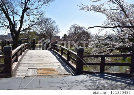 松本市　松本城二の丸裏御門橋と満開桜 131830483