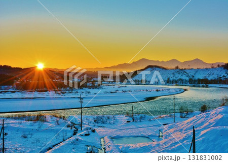 信濃川朝焼けの夜明け・越後三山冬景色 信濃川朝焼けの夜明け・越後三山冬景色 131831002