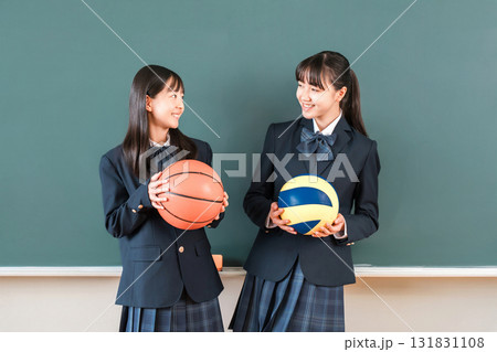 バスケットボールとバレーボールを持つ運動部の高校生,中学生,小学生の女の子 バスケットボールとバレーボールを持つ運動部の高校生,中学生,小学生の女の子 131831108