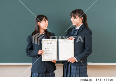 教室の黒板の前で卒業証書を持つ高校生・女子高生（卒業生・卒業式・卒業） 131831156