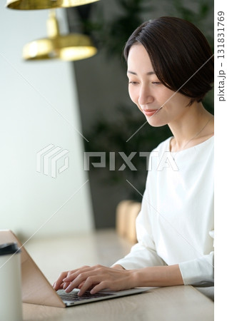 カフェで仕事をする女性 131831769