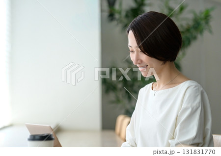 カフェで仕事をする女性 131831770